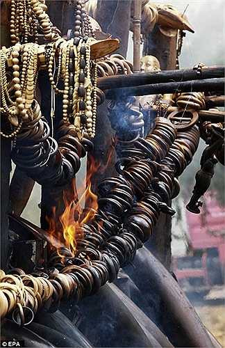 Các vòng tay, vòng cổ bị đốt