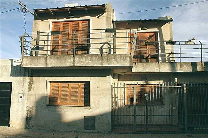 Messi từng suýt được cha anh - ông Jorge đặt tên là Leonel thay vì Lionel như hiện tại. May thay, mẹ của Messi - bà Cella đã can thiệp kịp thời và chọn cái tên Lionel. 