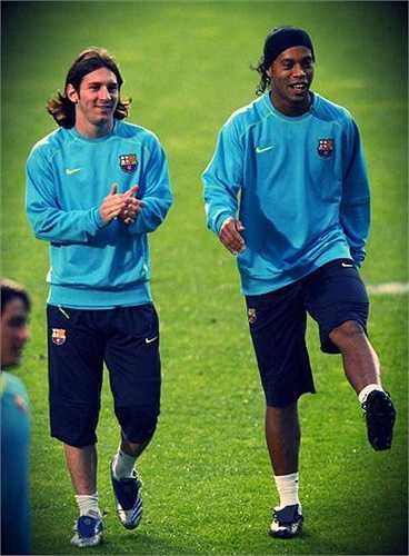 Ngay trong buổi đầu tiên được tập cùng đội một, Messi đã được Ronaldinho khen rằng: 'Cậu nhóc này sẽ còn xuất sắc hơn cả tôi. Tôi chưa bao giờ có kết luận nhanh chóng đến vậy'. 