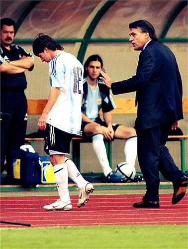 Tháng 8/2005, Messi lần đầu được khoác áo ĐT Argentina trong trận giao hữu gặp Hungary. Vào sân thay người ở phút 64, anh chỉ đá được đúng 1 phút trước khi phải nhận thẻ đỏ. Pha quay chậm cho thấy hành động thúc cánh tay vào mặt đối thủ của Messi chỉ là vô tình, nhưng trọng tài đứng cách đó có vài mét.