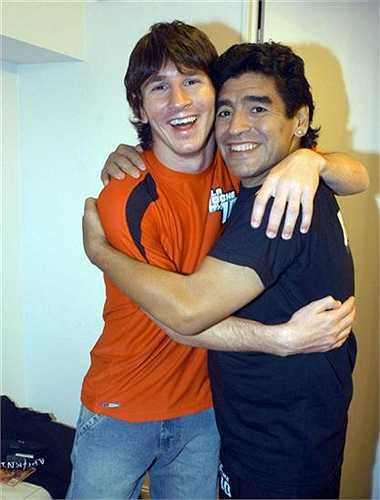 Maradona nói về Messi: 'Tôi đã nhìn thấy được cầu thủ kế thừa vị thế của tôi trong làng bóng đá Argentina. Và tên cậu ấy là Messi'. 