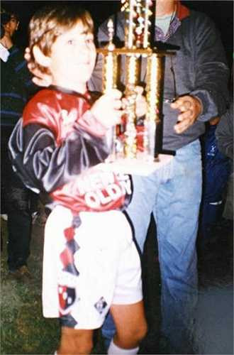 HLV thuở thơ ấu (U4-12) của Messi - Don Apa từng nói rằng: 'Khán giả đến sân đều để xem Messi thi đấu. Và lúc nào họ cũng chẳng thể tin vào mắt mình những gì mà họ chứng kiến. Tôi nhớ rất rõ, quả bóng như luôn dính chặt vào chân Messi và chẳng một ai, kể cả thủ môn có thể cướp bóng'. 