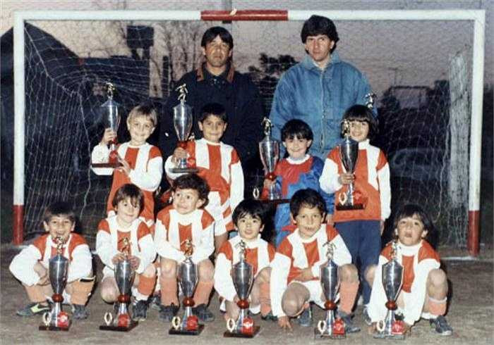 Năm Messi chín tuổi, những HLV của anh kể lại rằng: 'Đối với mỗi 100 chạm liên tục ở bài tập tâng bóng tự do, các cầu thủ nhí được thưởng 1 que kem. Messi có lần thực hiện được 1.100 chạm liên tục và đã được thưởng 10 que kem'. 