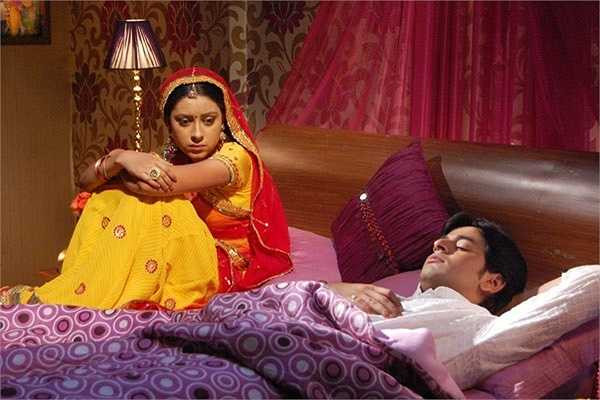 Phòng ngủ của 'cô dâu 8 tuổi' Anadin và chồng Jagdish với giấy dán tường có hoa văn cổ điển, rèm cửa và chăn màn đều bằng lụa hoặc satin.