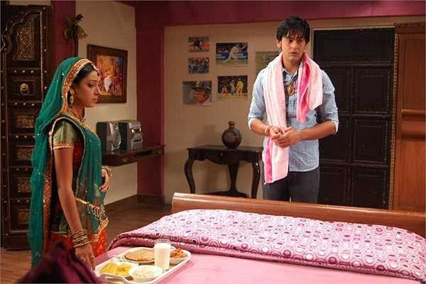 Ấn Độ là một xã hội có chế độ phụ hệ rất rõ rệt. Phụ nữ phải phục tùng chồng một cách vô điều kiện. Nếu Jagdish không vui, Anandin sẽ phải mang thức ăn vào tận giường cho chồng.