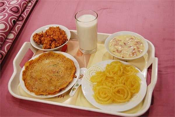 Bữa ăn là những món truyền thống quen thuộc của người Ấn Độ như Jalebi - loại bánh ngọt màu cam đẹp mắt làm từ một loại bột lên men, rán vàng bằng bơ, rưới si rô đường. Bánh jalebi có hình thù hoa văn như những sợi mỳ dính tròn vào nhau; Pakora làm từ một hoặc nhiều nguyên liệu như hành tây, cà tím, khoai tây, súp lơ, ớt… được nhúng vào bột đậu xanh, chiên giòn.