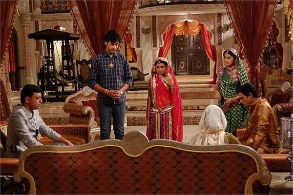 Thiết kế phòng khách chẳng khác gì trong truyện 1.001 đêm với sảnh rộng, rèm nhung, ghế lụa.