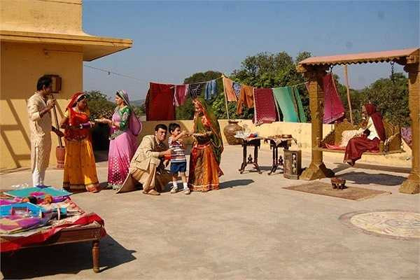 Sân chơi của gia đình rộng rãi với khu vực thêu thùa của phụ nữ…