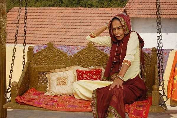 Và xích đu chạm trổ cầu kỳ của bà nội.