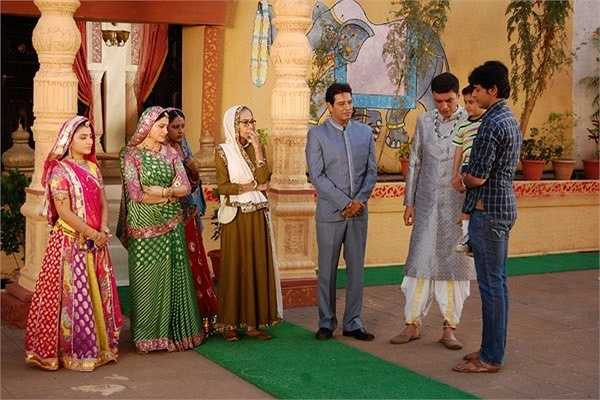 Mặt tiền ngôi nhà cũng hoành tráng không kém với hình vẽ voi, con vật linh thiêng trong văn hóa truyền thống Ấn Độ.