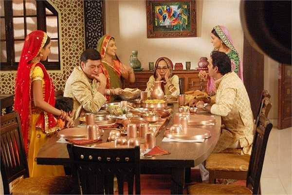 Những khu vực khác như phòng ăn, phòng khách cũng được trang trí cầu kỳ với nhiều họa tiết đính đá, mạ vàng và đồ gốm sứ.