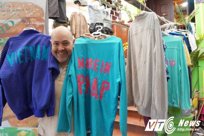 Ông Tây bán hàng rong ở Hà Nội có gì đặc biệt?