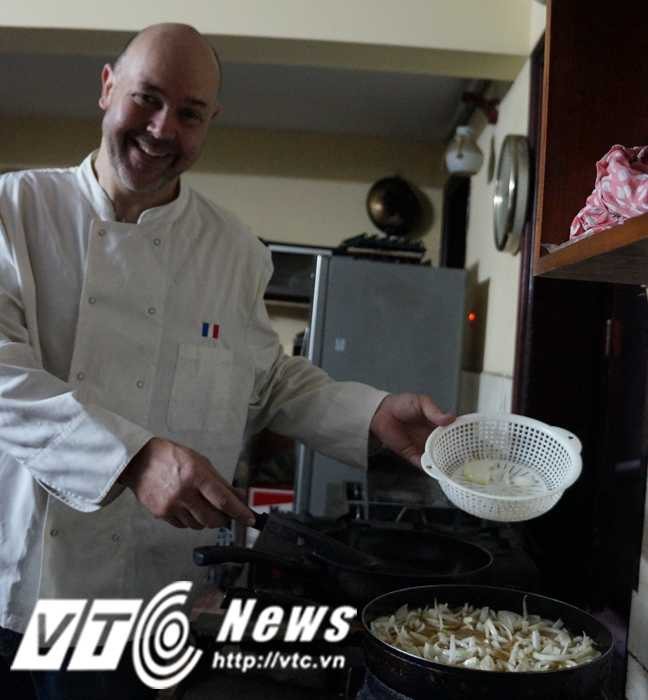 Ông Tây bán hàng rong ở Hà Nội có gì đặc biệt?