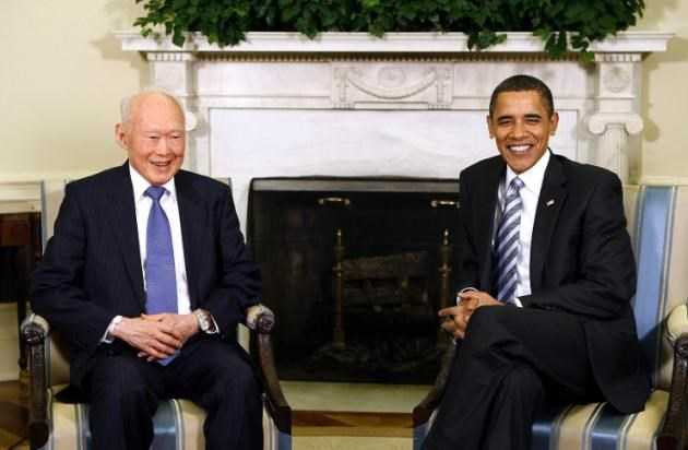 Tổng thống Mỹ (phải) và cựu Thủ tướng Singapore Lý Quang Diệu