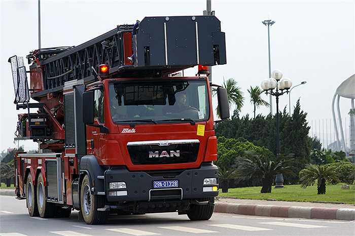 Xe thang chuyên dụng của Sở Cảnh sát PCCC Hà Nội. Thang xe có thể vươn cao tới 56 mét (tương đương độ cao của tòa nhà 18 tầng).