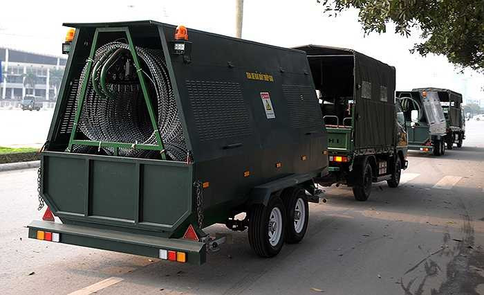 Toa xe kéo chuyên chở dây thép gai. (Ảnh: Việt Linh)