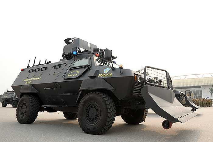 Xe bọc thép hạng nặng chống đạn cũng được huy động lần này.