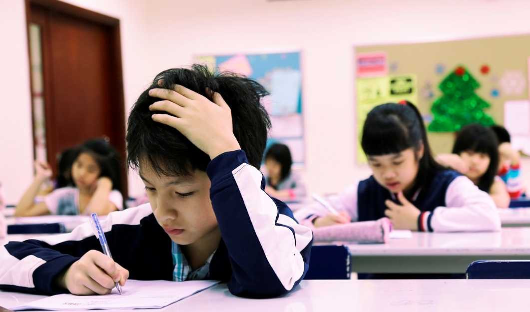 học sinh thi tiếng anh