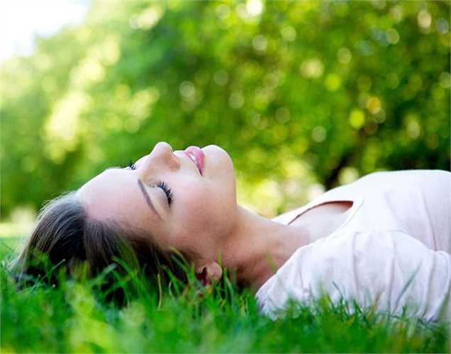 Giúp giảm bớt trầm cảm: khi tiếp xúc nhiều với thiên nhiên sẽ giúp làm giảm các triệu chứng của bệnh trầm cảm. Thậm chí, sống gần công viên hay trong các khu phố rợp bóng cây cũng có thể cải thiện sức khỏe tinh thần đáng kể.