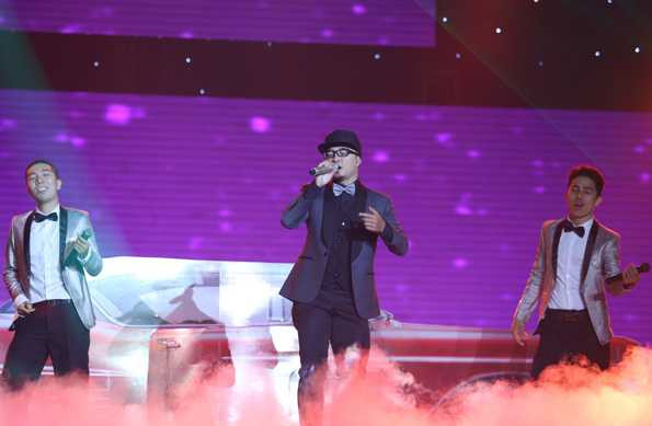 Liveshow 7 chương trình The Remix sẽ lên sóng với chủ đề Trở về quá khứ.Khác với thử thách sáng tác mới ở tuần trước, trong đêm thi này các nhóm sẽ lựa chọn những ca khúc quen thuộc để phối theo thể loại Disco – Dance đầy ấn tượng. 