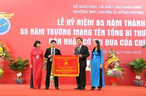 Bộ trưởng Bộ GD-ĐT Phạm Vũ Luận đã trao cho lãnh đạo trường Cờ thi đua của Chính phủ 