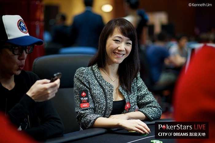 Sinh ra tại Thượng Hải, Celina Lin cùng gia đình chuyển đến Úc năm 7 tuổi. Ở Úc, cô đã theo học đại học và cha mẹ cô rất mong con gái sẽ trở thành một bác sĩ hay luật sư. Thế nhưng sau đó Lin đã dành tình yêu cho poker một cách tình cờ trong một lần chơi cùng những người bạn. Từ đó, Lin đã bắt đầu tham gia các giải đấu trên toàn thế giới và giành được nhiều thành công rực rỡ.