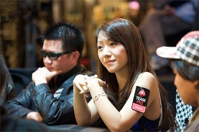 Nữ hoàng poker Trung Quốc đã gắn bó với công việc may rủi này được hơn 10 năm. Cô cho biết: 'Tôi luôn muốn giành giật danh hiệu quán quân. Tôi nghĩ đó là cách duy nhất để đại diện cho phụ nữ giành lấy sự tôn trọng'.