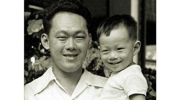 Ông Lý Quang Diệu và con trai Lý Hiển Long thời thơ ấu.