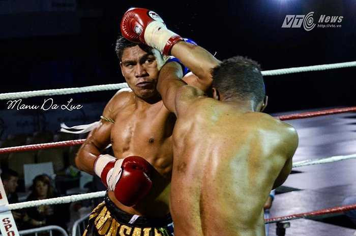 Đòn chỏ cao đỉnh trán đối thủ