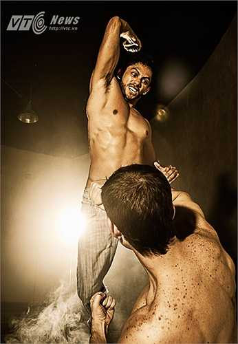 Đòn đánh chỏ trong Muay Thái là kĩ thuật rất quan trọng vì cùi chỏ là một trong những loại vũ khi tay không lợi hại nhất.