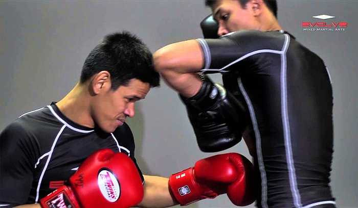 Đòn đánh chỏ là điểm độc đáo khiến Muay Thái khác hẳn với các môn võ thể thao khác. 