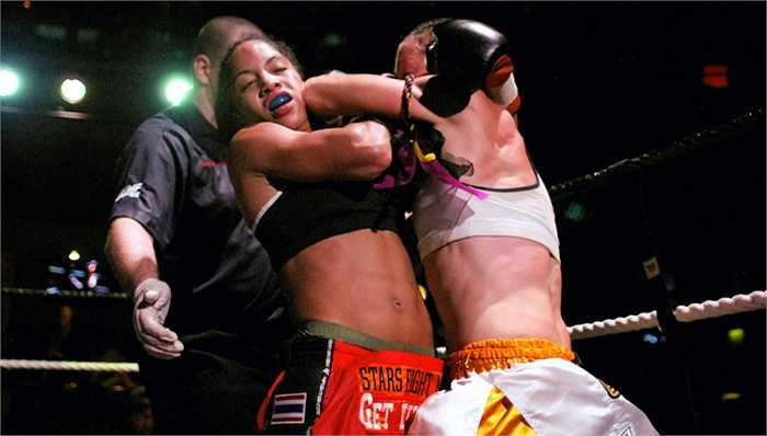 Đòn chỏ trong Muay Thái thường có đòn chỏ tấn công vùng cằm đối thủ.