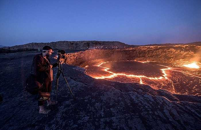 Hồ dung nham có đường kính 46m nằm ở vùng hõm chảo của ngọn núi. Erta Ale hình khiên, có độ cao hơn 600m