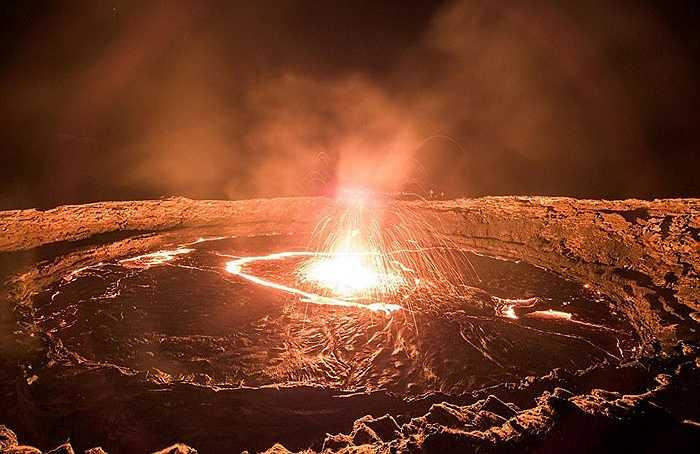 Giữa dòng nham thạch có những dòng như pháo hoa, đây là hình ảnh hiếm khi được tận mắt nhìn thấy