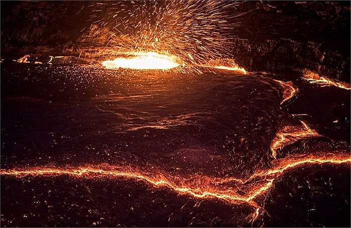 Theo ngôn ngữ Afar, ngọn núi này có tên 'Ngọn núi bốc khói' hay còn có tên gọi khác là 'cánh cửa địa ngục'