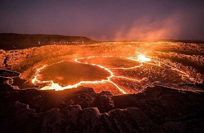 Một khung cảnh khói lửa nghi ngút giữa chốn sa mạc thực sự bí hiểm và đấy cuốn hút