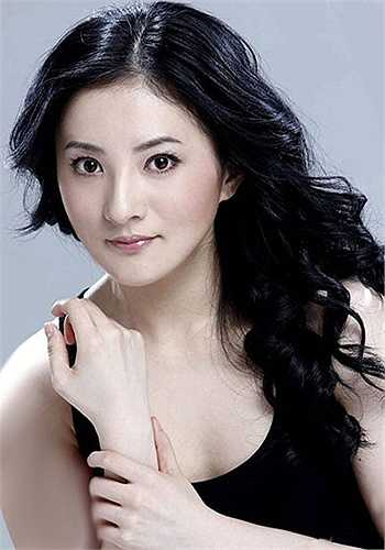 Trong những năm đầu thập 90, Kim Minh đã là một diễn viên nhí 'cực hot' được nhiều đạo diễn săn đón. Tuy nhiên, cô bé và gia đình đã quyết định ngừng đóng phim để chuyên tâm cho việc học hành. Sau khi tốt nghiệp trường Đại học Bắc Kinh, Kim Minh thường xuyên xuất hiện trong các chương trình nghệ thuật với vai trò MC. Cô cũng tham gia đóng phim, ca hát và viết sách. Trong số các diễn viên thế hệ 8X, Kim Minh được đánh giá là người có trình độ học vấn cao nhất làng giải trí.