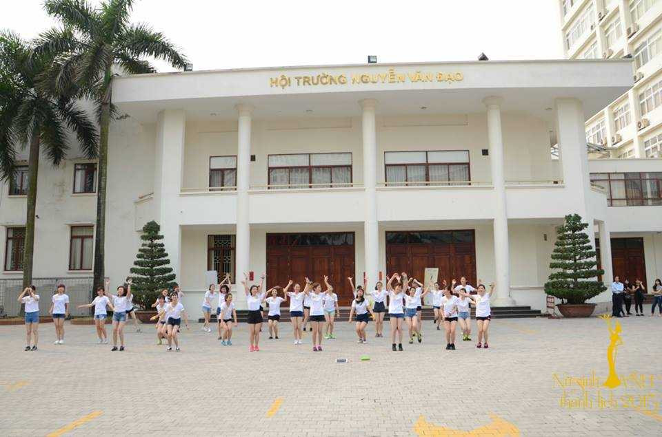 32 thí sinh nhảy flashmob.