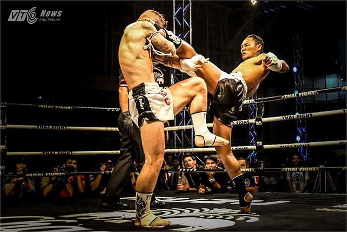 Kao La (gối biệt): Sử dụng sau khi ghì chặt đối phương, mục đích để tự thoát khỏi thế ghì bằng cách đẩy đầu gối song song với mặt sàn.