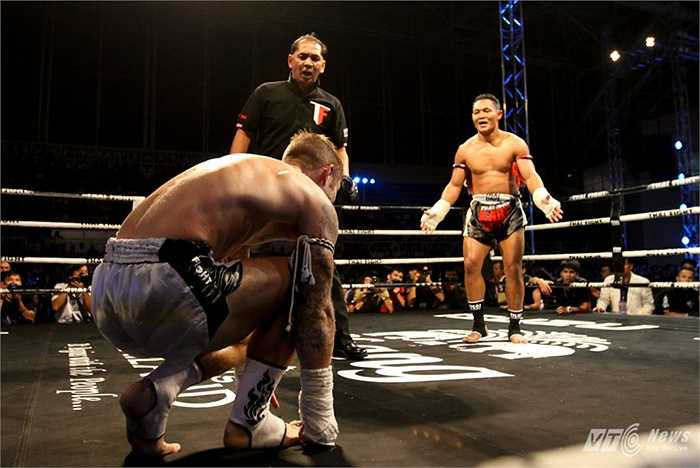 Kao Loi (gối bay): Là kỹ thuật mạnh nhất nếu võ sĩ dùng đòn này thành thạo. Đối phương có thể bị hạ gục dễ dàng