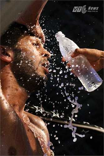 Để tăng tốc độ cho đòn gối Muay Thai, võ sĩ các võ sĩ thường luyện đòn gối với bao cát.