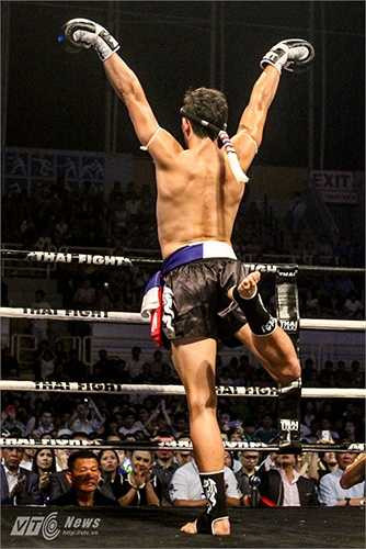 Trong hầu hết các trường hợp, khi thi triển đòn gối, võ sĩ thường tóm chặt cổ đối phương, 'khóa' lại rồi tấn công. 