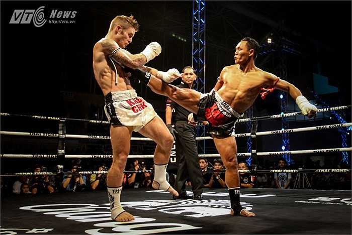 Kỹ thuật gối trong Muay Thai thường được làm thành đường thẳng, không được dao động sang các hướng khác. Đầu mũi chân luôn nhấc lên để sẵn sàng chuyển sang đòn đá. 