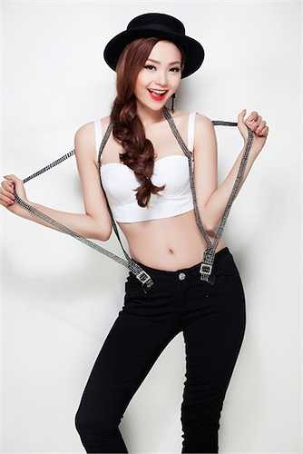 Cô sở hữu nhan sắc rạng rỡ với khuôn mặt thanh tú và đôi mắt to tròn đáng yêu.