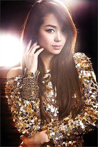 Không sa đà vào hình ảnh sexy kiệm vải, Minh Hằng đôi lúc kín đáo nhưng vẫn rất cuốn hút.