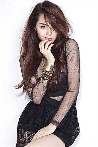 Bên cạnh đó, cô cũng có những tấm hình cá tính với ánh mắt mê hoặc.