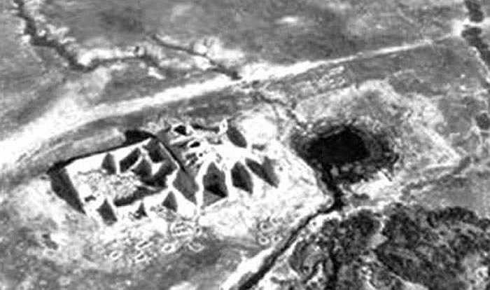 Một số lý thuyết âm mưu cho rằng NASA đang che giấu những hình ảnh về các vật thể, cấu trúc lạ trên mặt trăng.