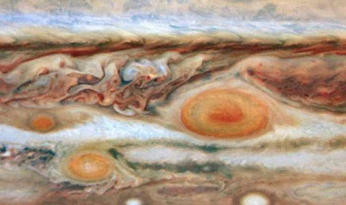 Trong 400 năm qua, một cơn bão vĩ đại có kích thước gấp 3 lần trái đất vẫn tung hoành trên bề mặt sao Mộc. Các nhà khoa học tự hỏi điều gì giúp cơn bão kéo dài lâu đến vậy.