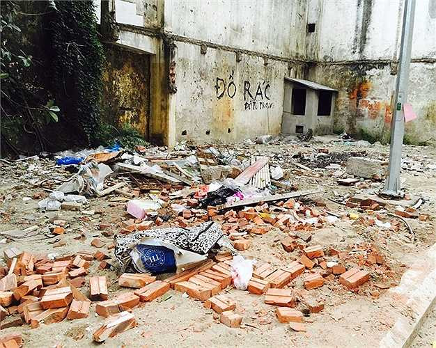 Chỗ hóa vàng của người dân không khác gì một bãi rác thải