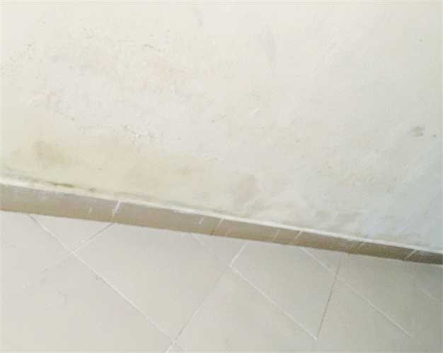 Theo phản ánh của các hộ dân, lý do tường bị ẩm mốc do chất lượng đường ống nước chủ đầu tư lắp đặt không đạt chất lượng